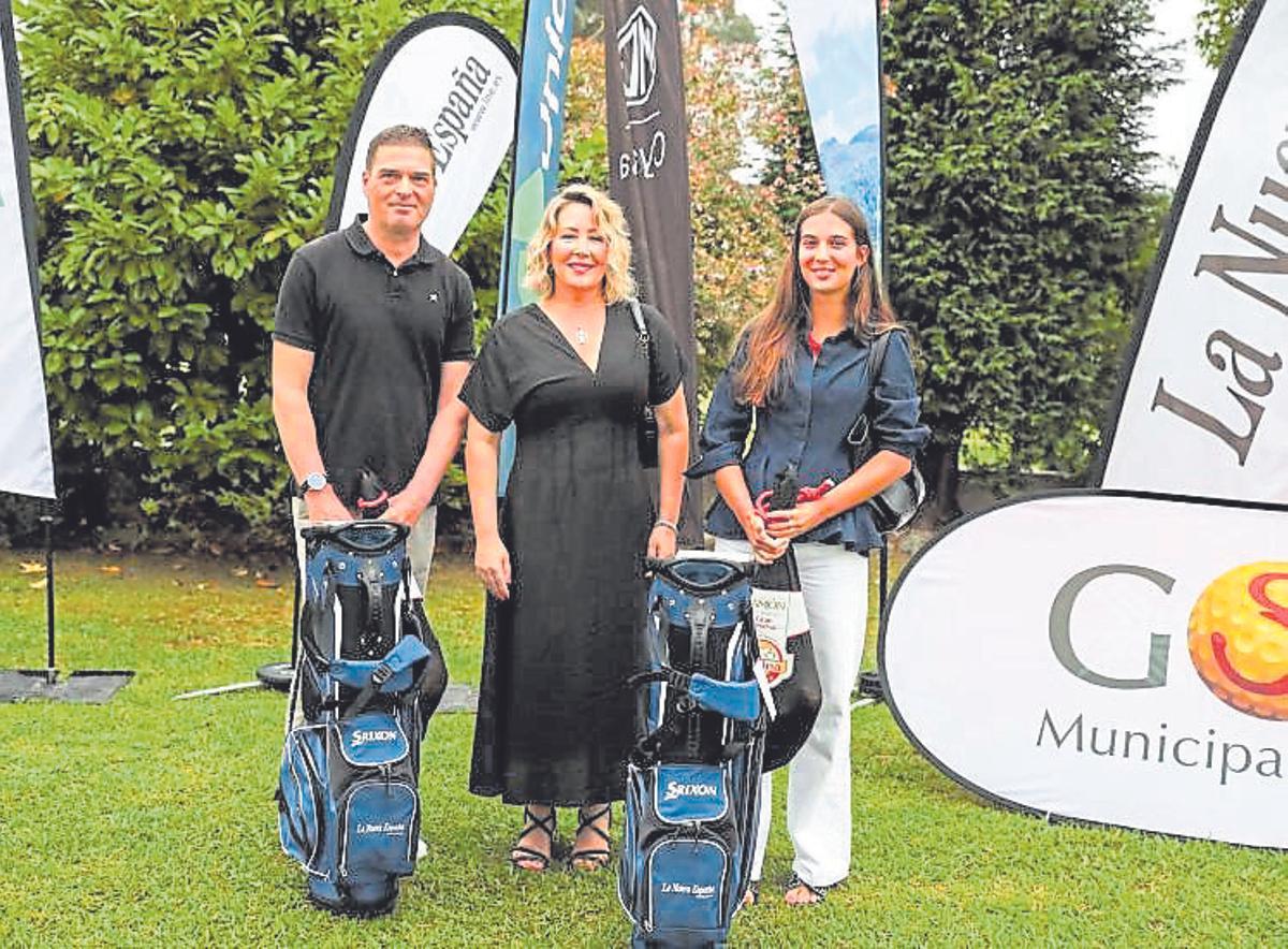 GANADORES SCRATCH. Recogen en nombre de Javier Neira y Elena Arias, Helios Arias y Raquel Suárez, junto a Marcos Mortera, gerente de Coral Golf, y Pelayo Barcia, concejal de Movilidad del Ayuntamiento de Gijón.