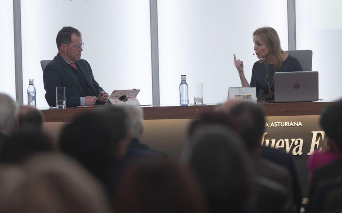 El rector, Ignacio Villaverde, charla con Faustino Blanco; detrás, Gonzalo Martínez Peón conversando con Adrián Barbón. | Miki López