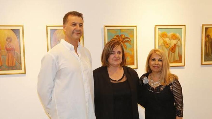 Los tres artistas posan junto a varias de las obras de la muestra «La Festa a tres», inaugurada ayer con gran expectación.