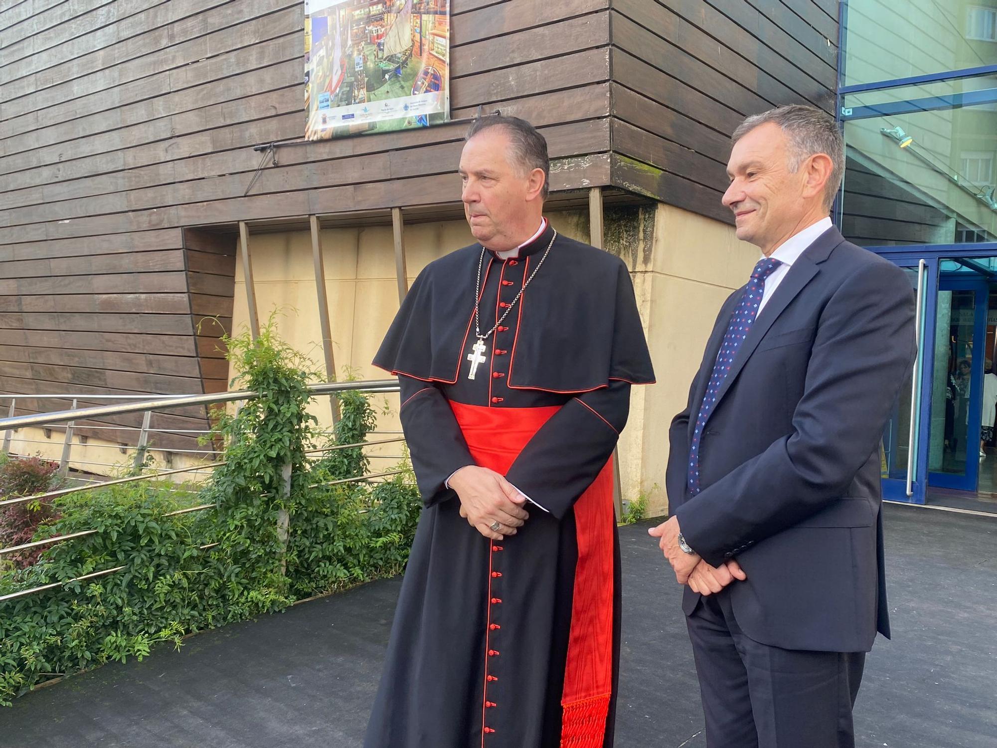 El cardenal Ángel  Fernández Artime recibe el título de Hijo Predilecto de Asturias en Luanco (Gozón)