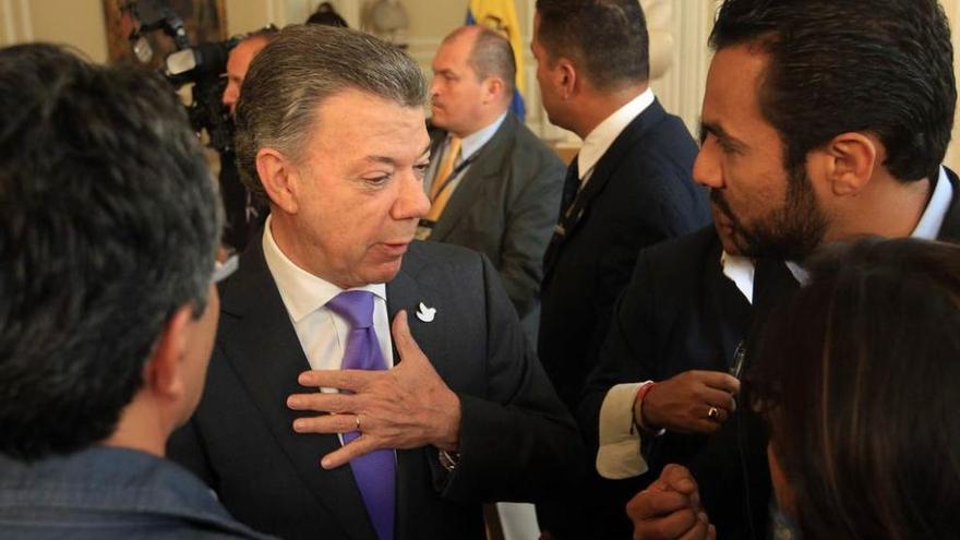 Santos, ayer, en Bogotá, conversando con promotores del &quot;sí&quot; a los acuerdos de paz.