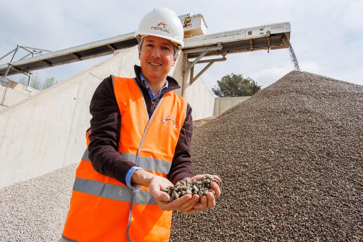 2025.04.11 - Terrassa - Hercal - Foto gerente de la empresa Miguel Ángel Pérez Peñalva - Reciclaje de material de escombros de obras - Muestra de grava obtenida de los escombros - Foto Anna Mas
