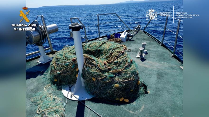 Retiran del mar en el Cabo de la Huerta dos redes ilegales, una de ellas de un kilómetro