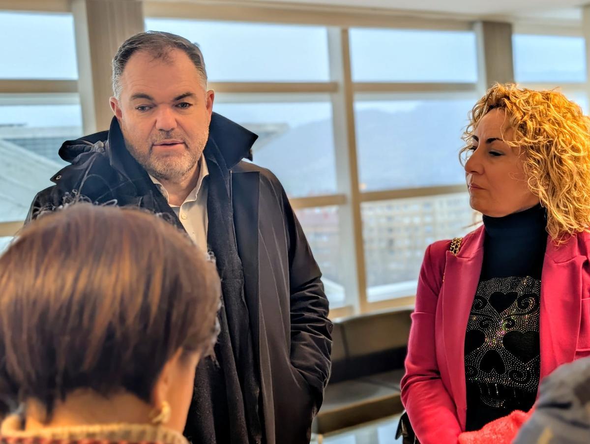 Carlos Paniceres, junto a la Alcaldesa de Lena, Gemma Álvarez, conversando con Lucía Noriega, de la Federación, de espaldas.