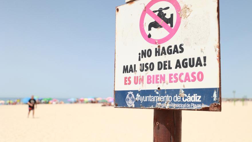 Cartel sobre un uso responsable del agua en la playa de la Victoria de Cádiz