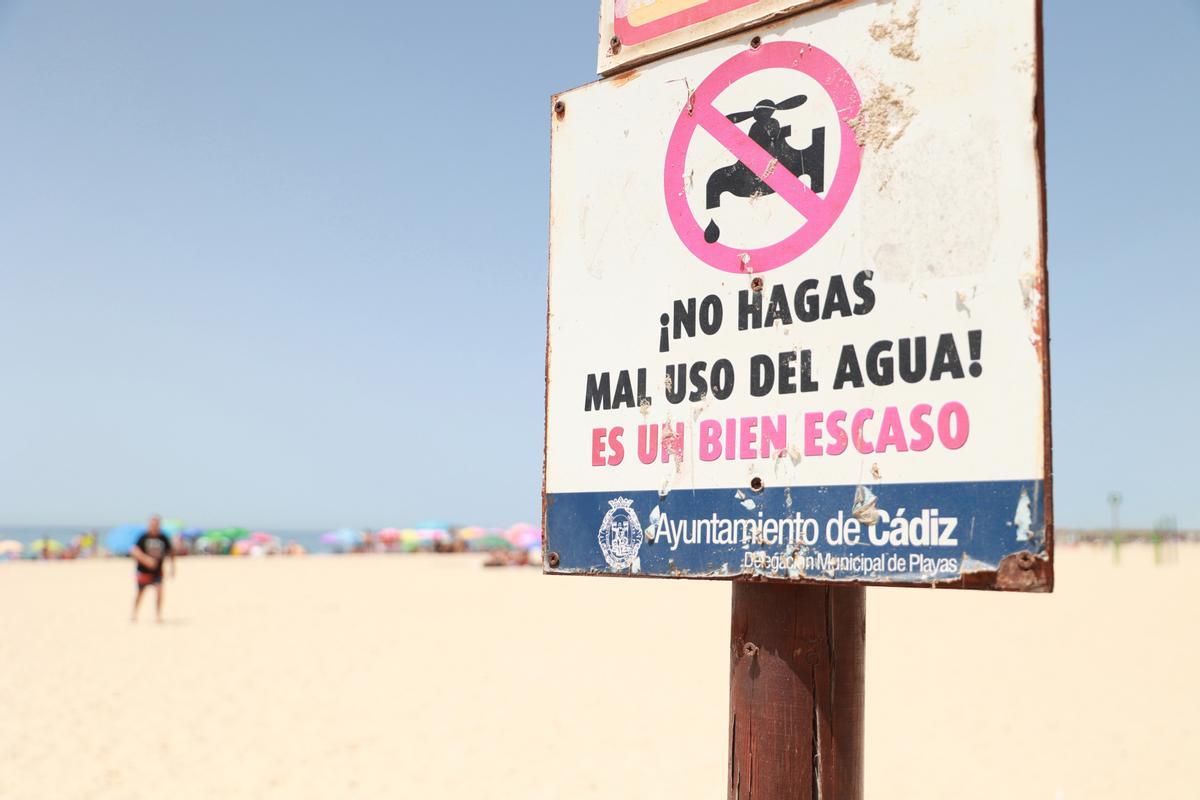 Archivo - Cartel sobre un uso responsable del agua en la playa de la Victoria de Cádiz. ARCHIVO.