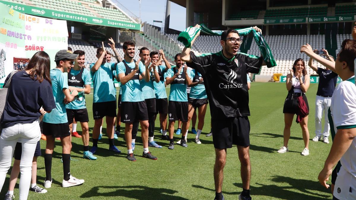 La plantilla del Córdoba CF aplaude a los alumnos del Colegio San Acisclo y Santa Victoria.