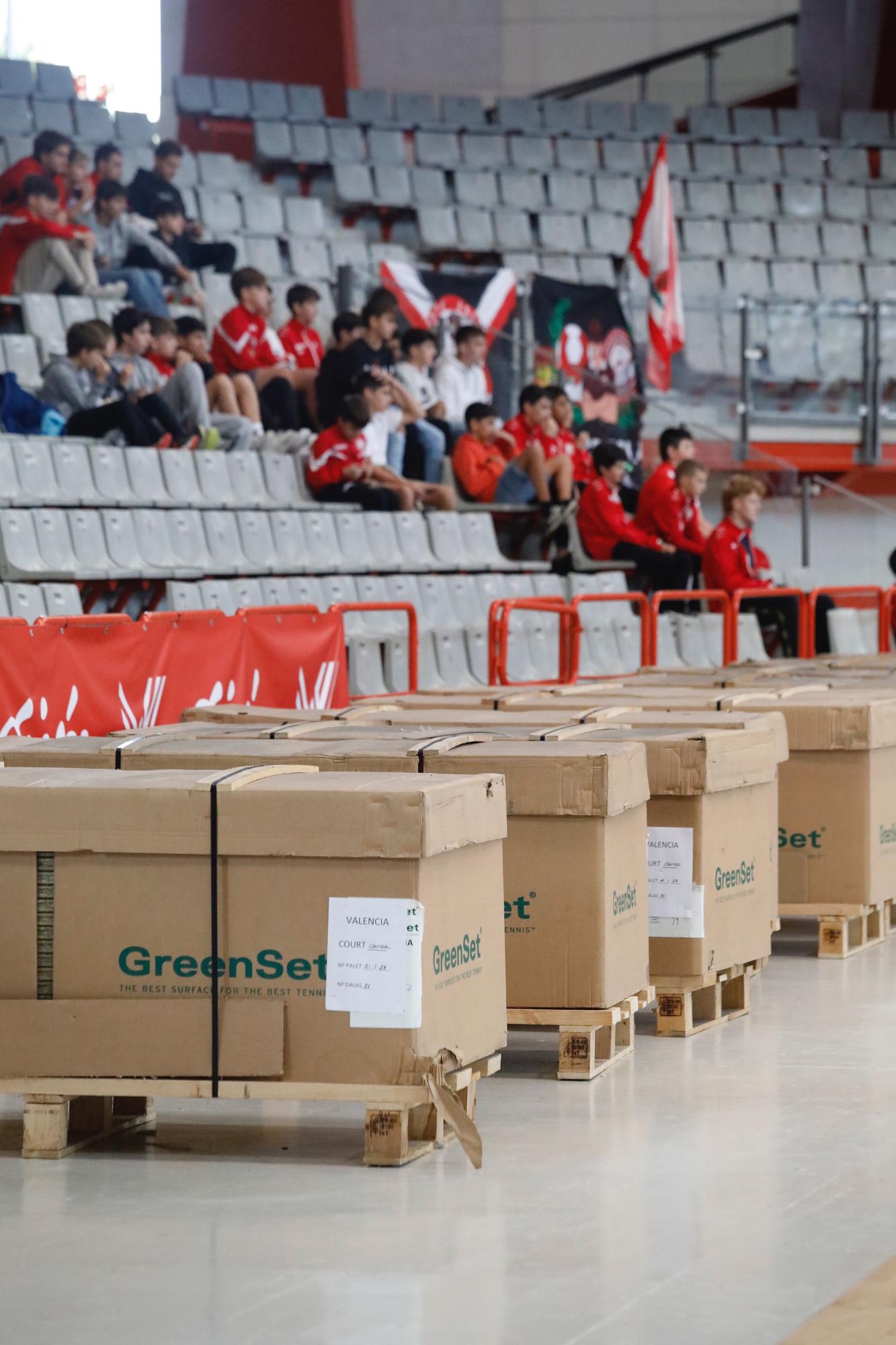 EN IMÁGENES: Así fue el montaje de la pista central del Gijón Open en el Palacio de los Deportes de La Guía