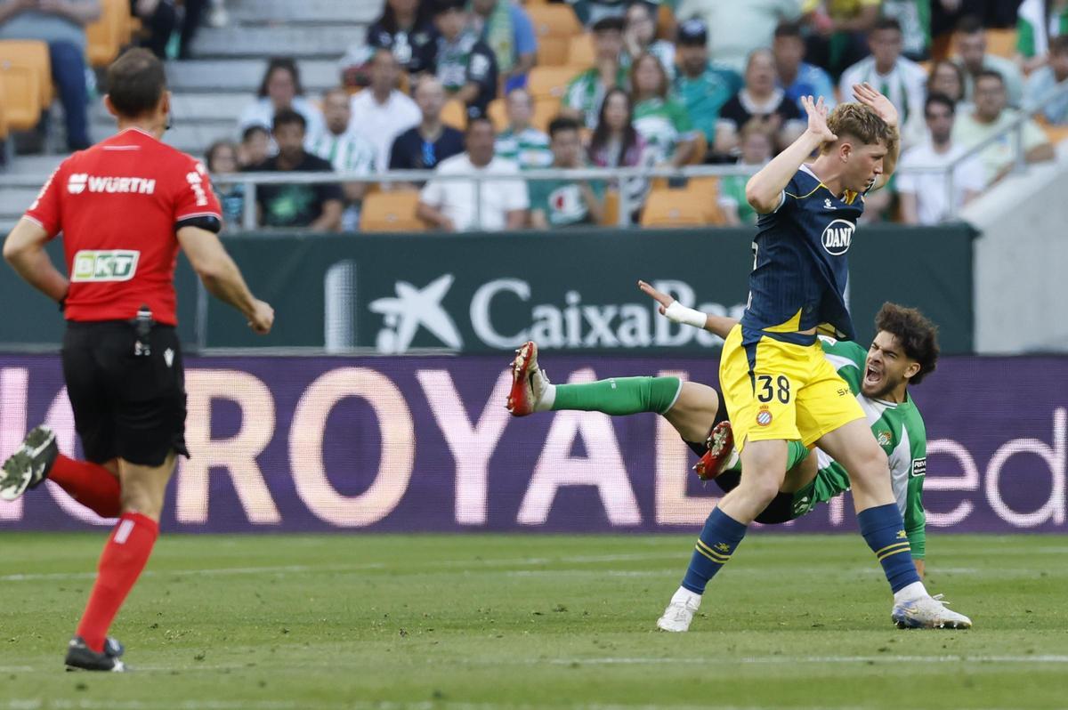 Clemens Riedel vio la amarilla por derribar a Abde en la segunda mitad