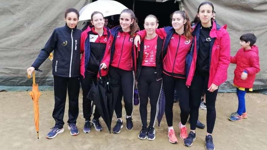 Imagen del equipo femenino cadete del Atletismo A Estrada en el Provincial.
