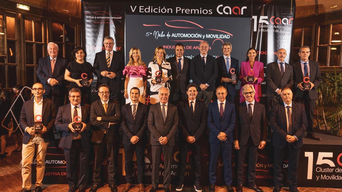 Foto de familia de todos los premiados en los galardones y distinciones concedidas en la Noche de la Automoción de Aragón.
