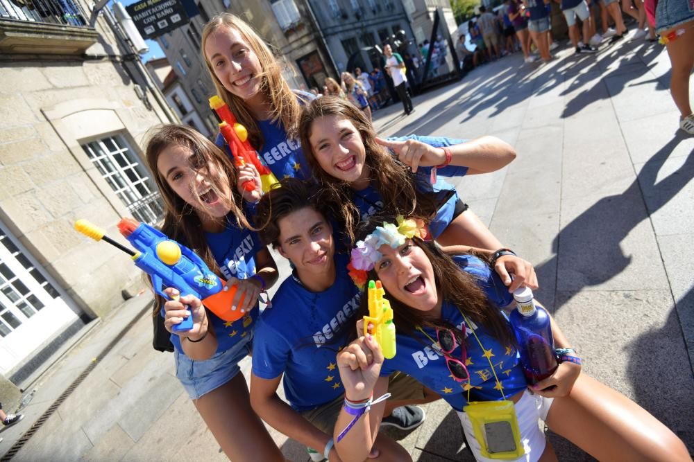 Pistolas de agua, sol, calor, camisetas a juego y botellón para una jornada de diversión en la ciudad del Lérez