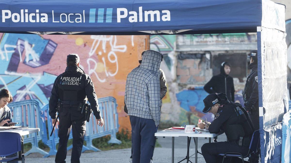 Control de acceso de la Policía Local en la antigua cárcel de Palma.