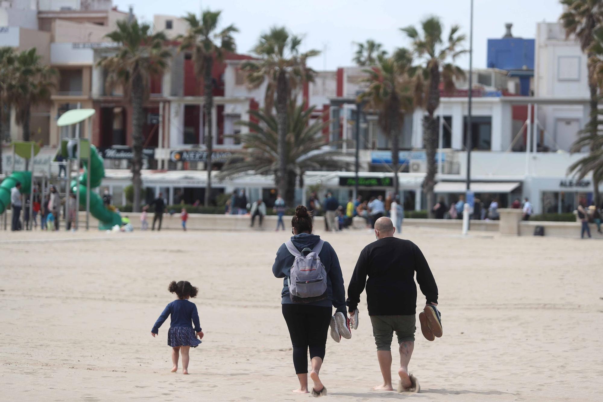 Playas, paseos y terrazas, llenos por el buen tiempo