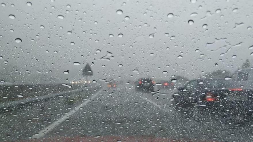 Imatge de l&#039;interior d&#039;un cotxe durant una de les precipitacions d&#039;aquest dissabte