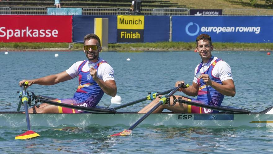 Las tres tripulaciones que subieron al podio, tras la ceremonia de entrega de medallas. // EFE