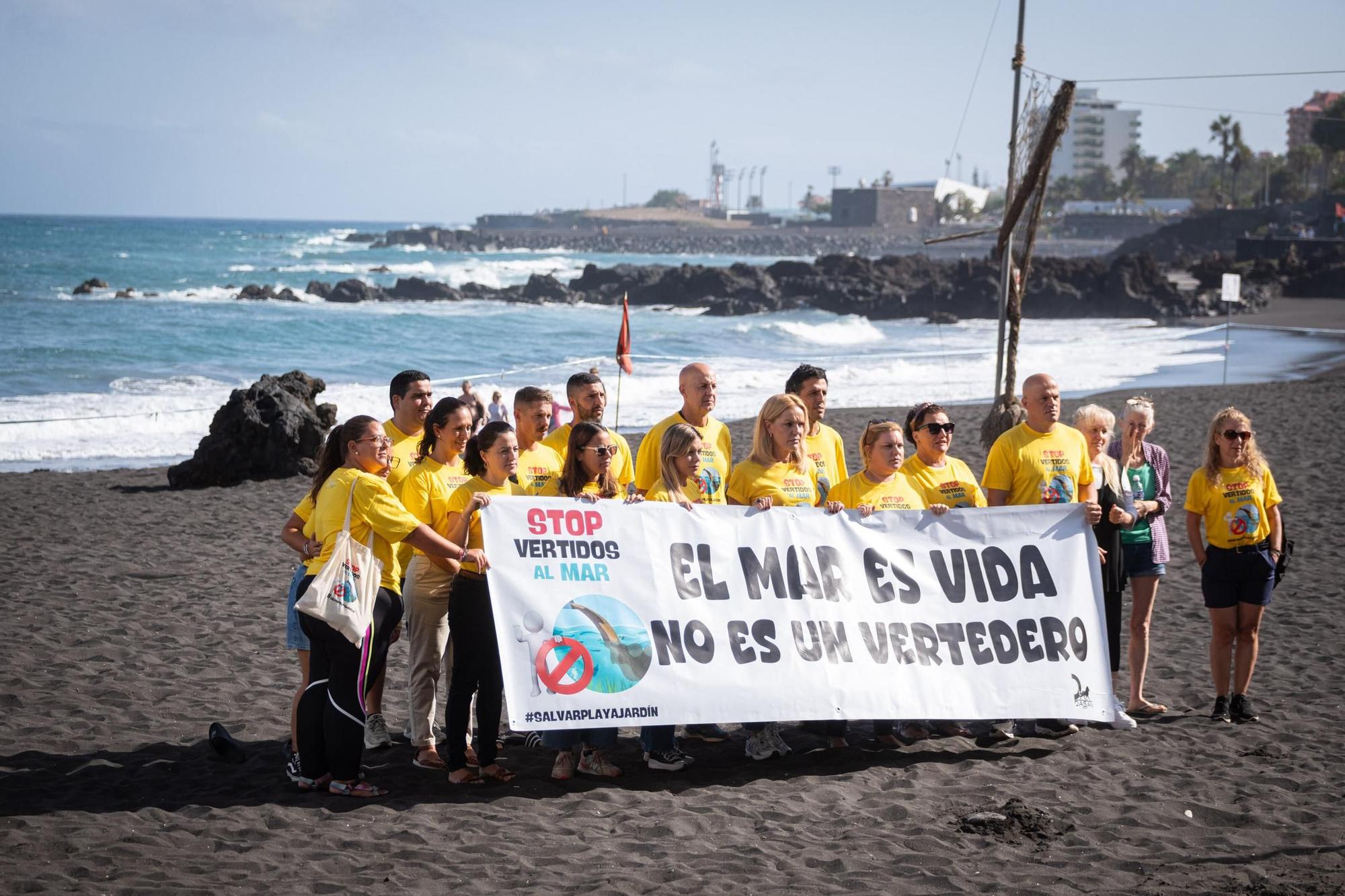 Vecinos y empresarios de Punta Brava muestran las irregularidades que han provocado el cierre de Playa Jardín