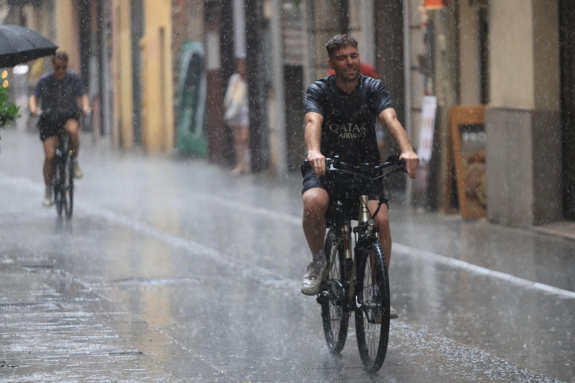 La lluvia cae con fuerza en el centro de València