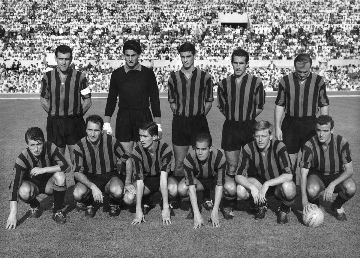 Luis Suárez (abajo cuarto a la izquierda), con el equipo formado del Inter de Milán.