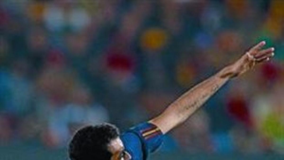 Busquets, en un choque con Valdez.