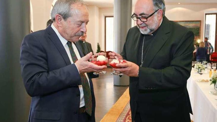 Wenceslao López (derecha) y Jesús Sanz Montes, durante la degustación de fresas de 2016.