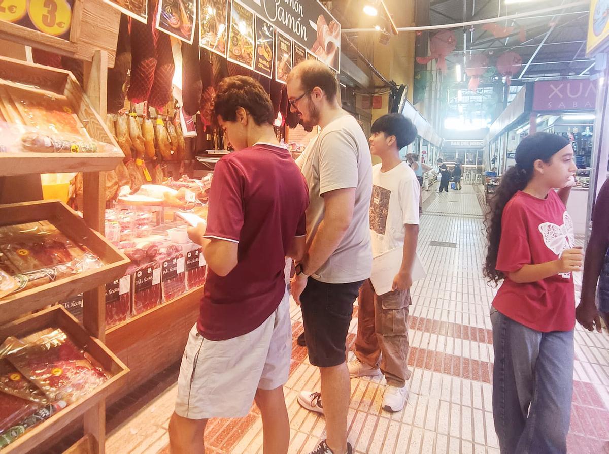 Els alumnes nouvinguts durant una visita lúdica al mercat de Roses