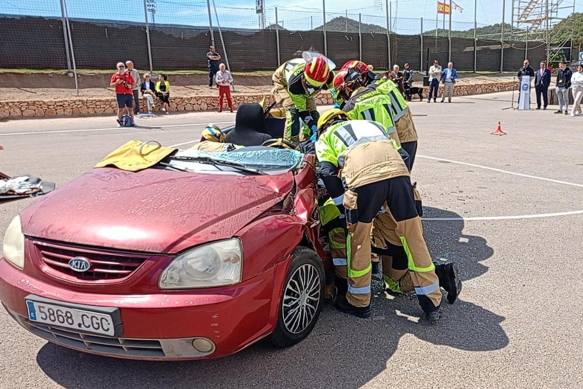 Efectivos de bomberos simulan el rescate de personas atrapadas tras un accidente.
