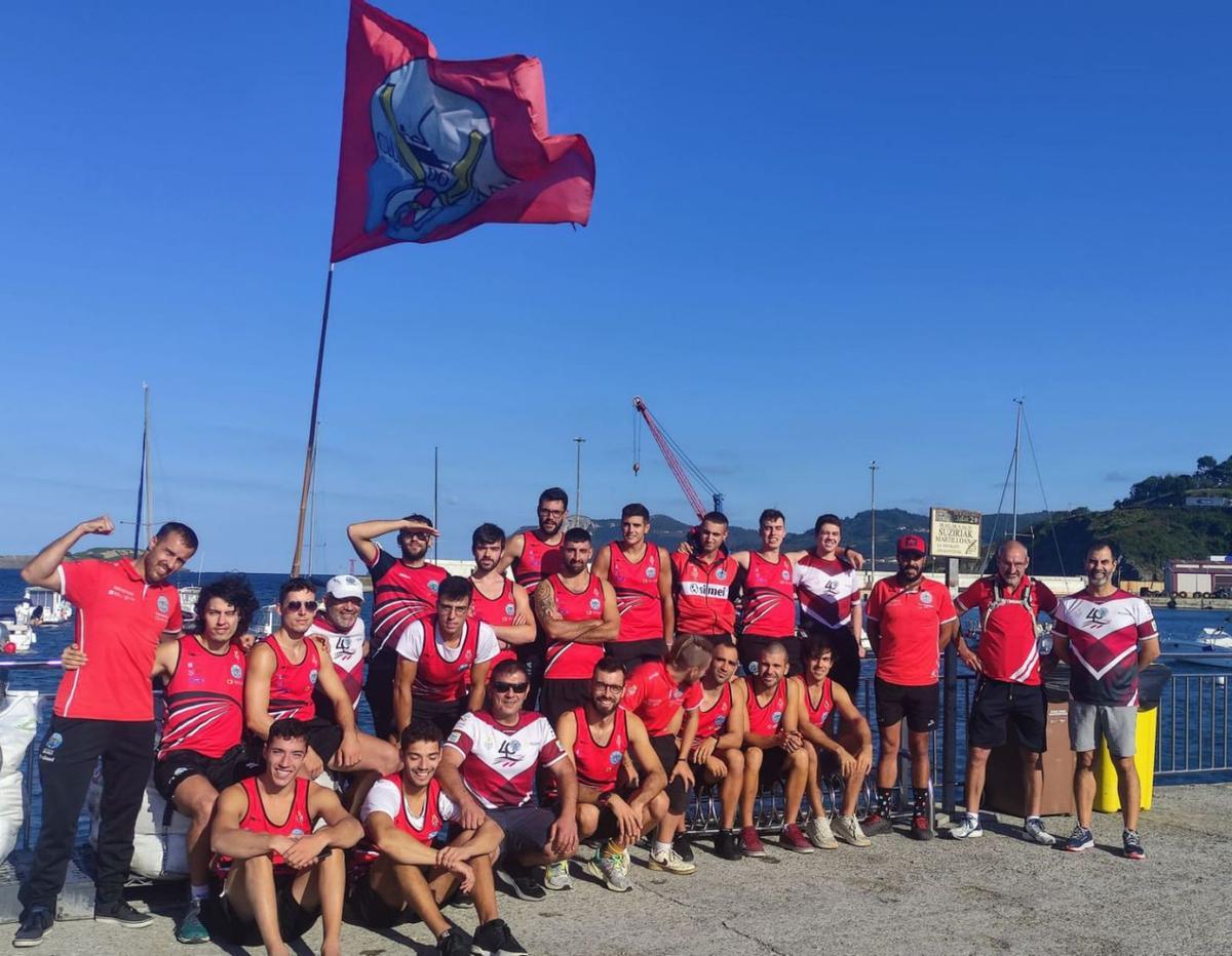 La trainera de Bueu, a su llegada ayer a Bermeo. |  //FDV