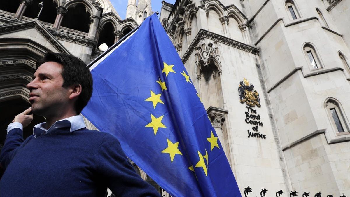 Un manifestante proeuropeo, frente a la sede del Tribunal Supremo de Londres, el pasado octubre.