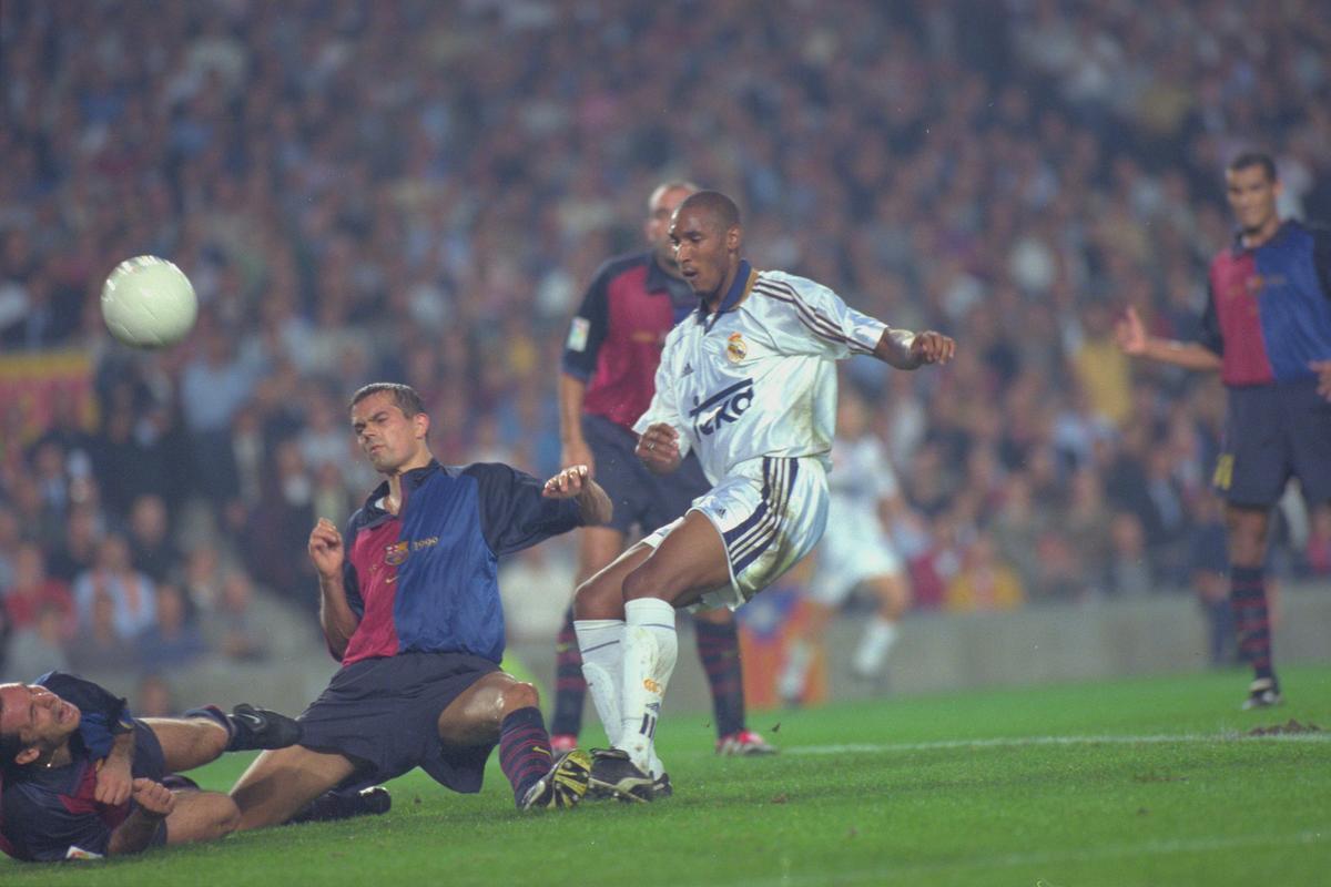 Anelka, cuyo paso por el Madrid fue un gran 'fail', marcó su primero gol de blanco ante el Barça en un 3-0 el año 2000