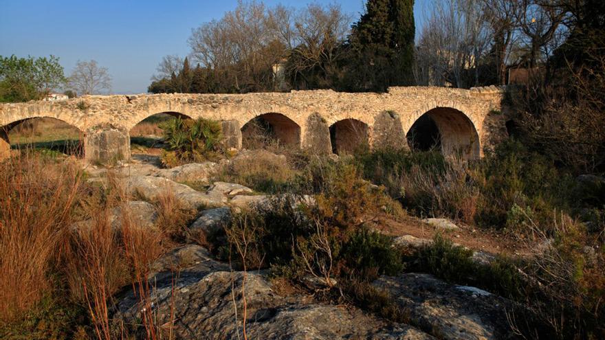 Puente del Molí de l&#039;Om en San Rafael del Río sobre el río Sénia.