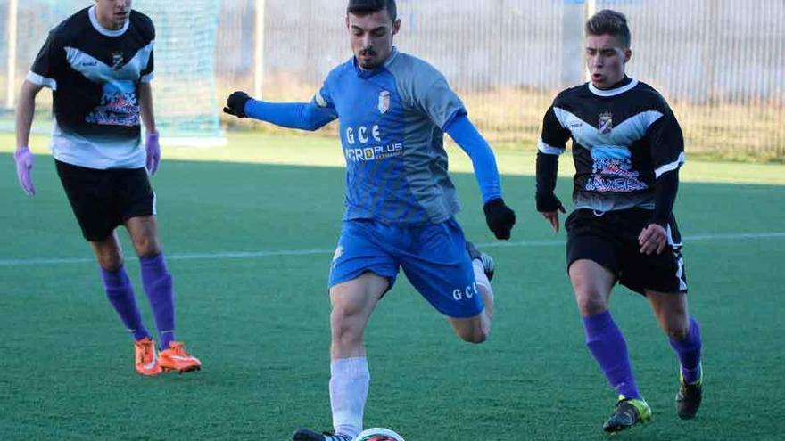 Bruju, con el balón, durante un encuentro en el estadio Fernández García.