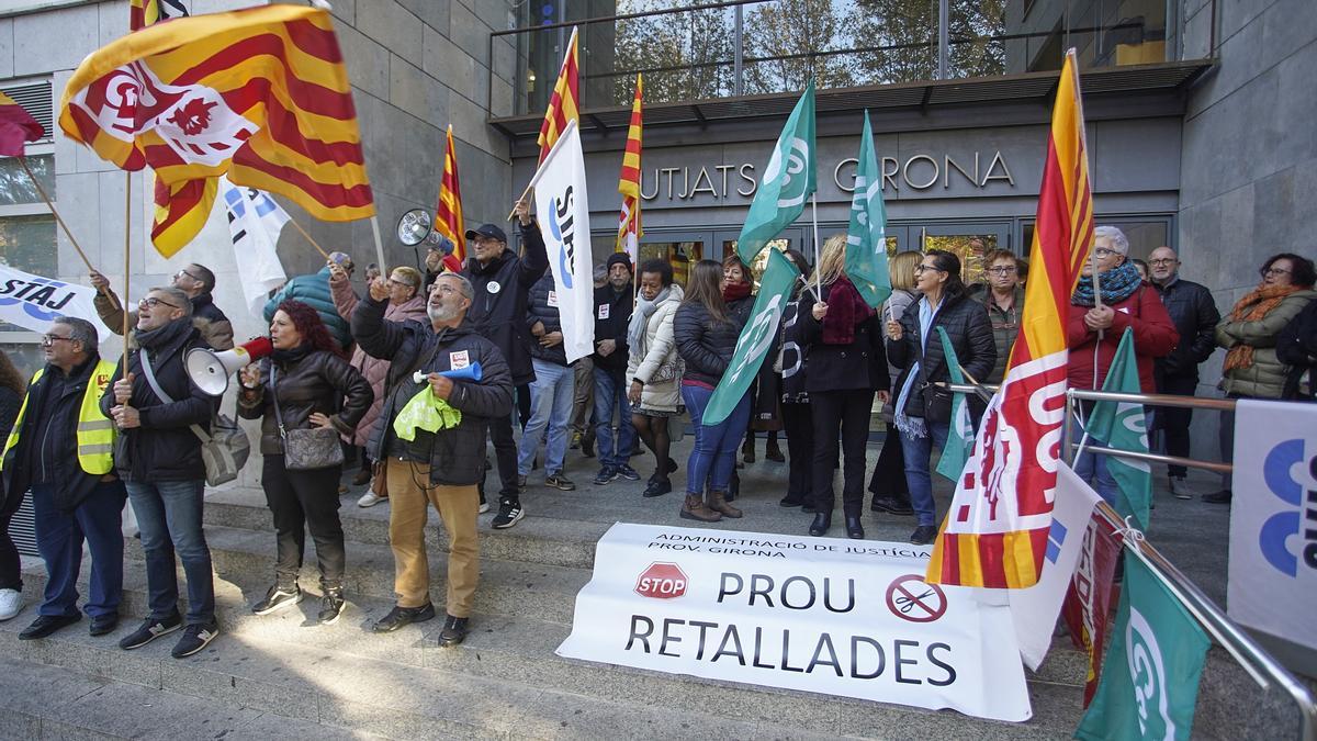 Protesta dels sindicats de justícia davant els jutjats de Girona, el desembre.