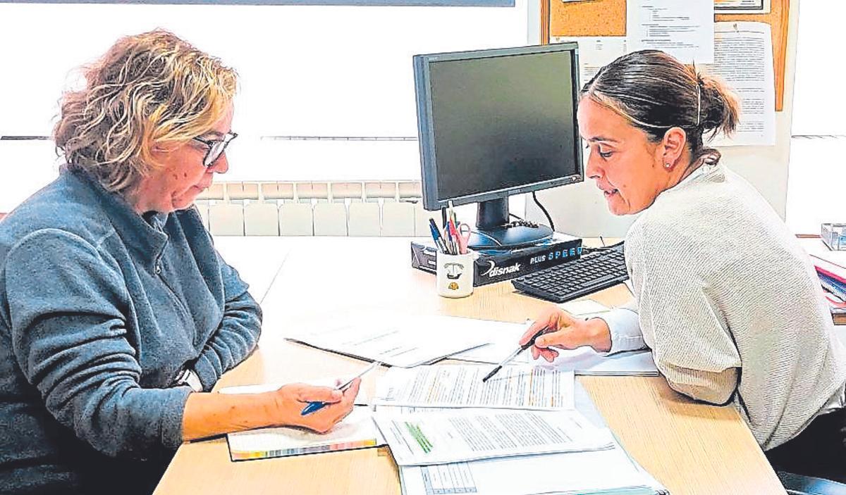 La edil Mari Paz Alonso, a la izquierda, junto a Maria Luisa Alonso técnica responsable del proyecto