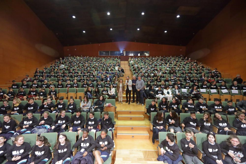 Once estudiantes galardonados en los premios de dibujo y redacción del Parlament