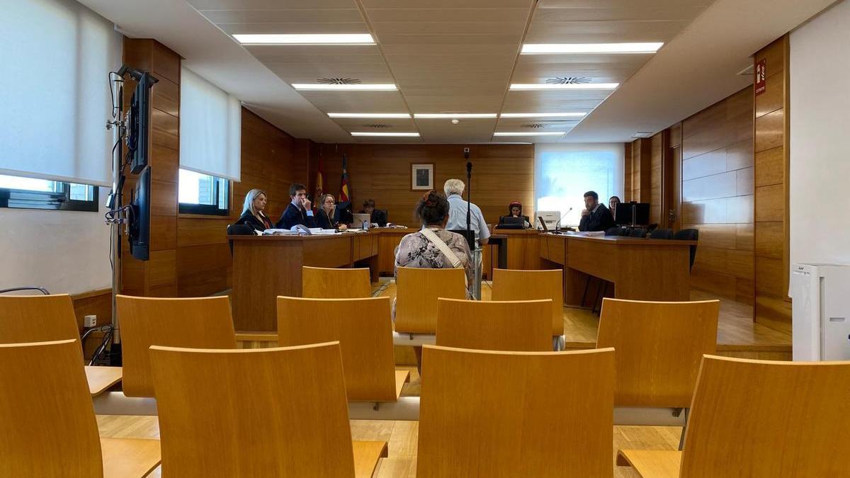 La acusada, durante el juicio mientras declaraba uno de los médicos que avaló su enfermedad en Castellón.
