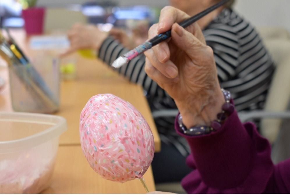 Actividad en Ballesol: Pintando un huevo de Pascua.