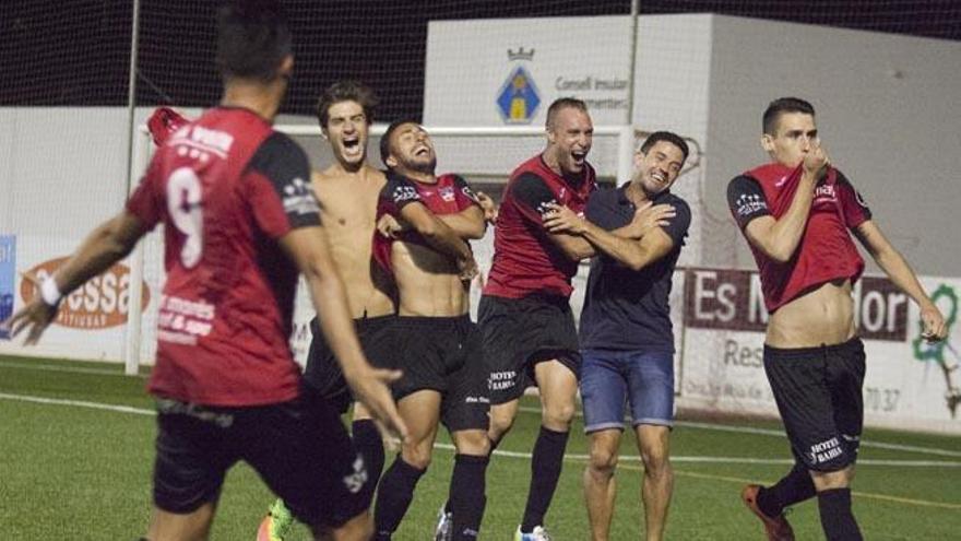 Los jugadores de la escuadra pitiusa celebran el pase a la tercera eliminatoria de la Copa, después de eliminar en Sant Francesc al Lorca.