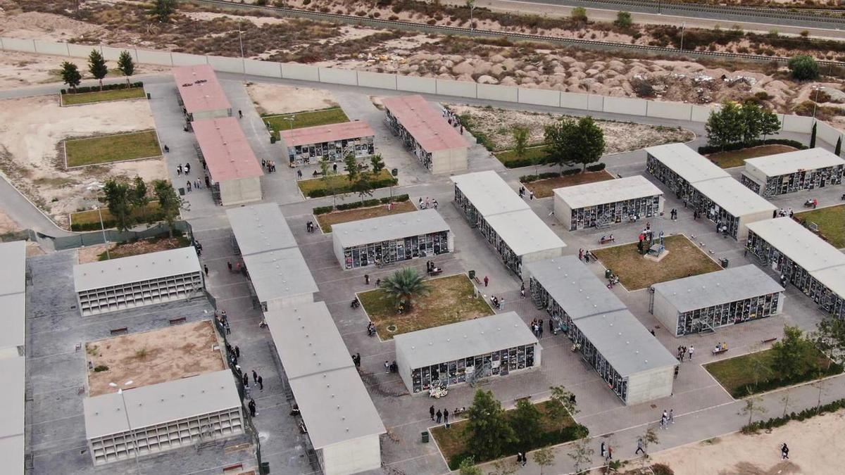 Día de Todos los Santos en el Cementerio de Alicante