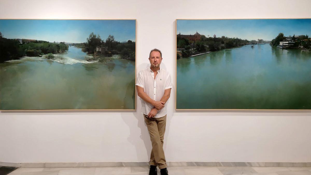 El pintor cordobés, Francisco Escalera, con dos de sus obras.