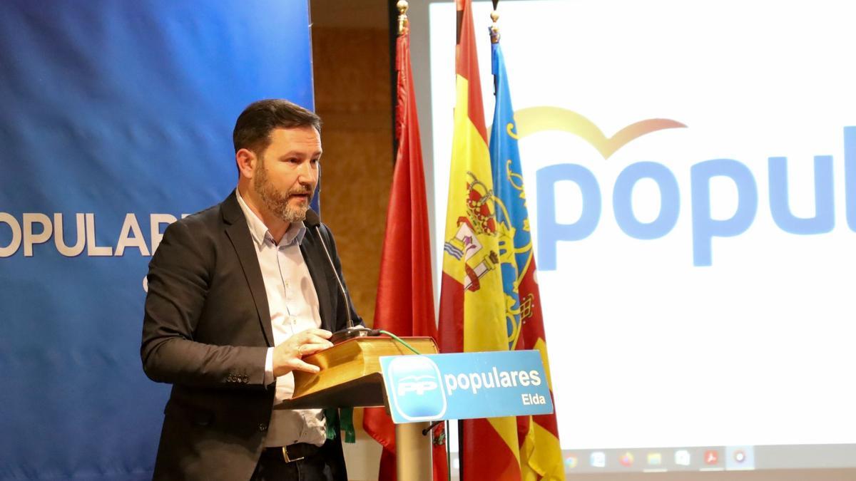 Fran Muñoz durante su discurso como nuevo presidente del PP en Elda.