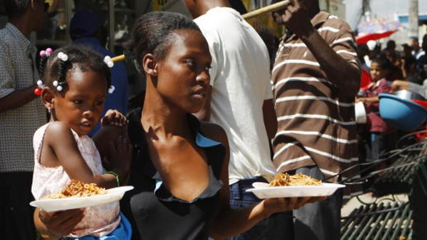 Una mujer se dirige a comer junto a su hija.