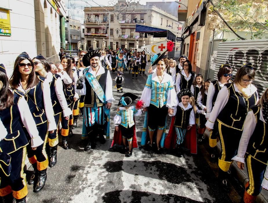 Las diez comparsas acompañan al santo en su tradicional bajada ante miles de vecinos que aguardan con emoción su paso