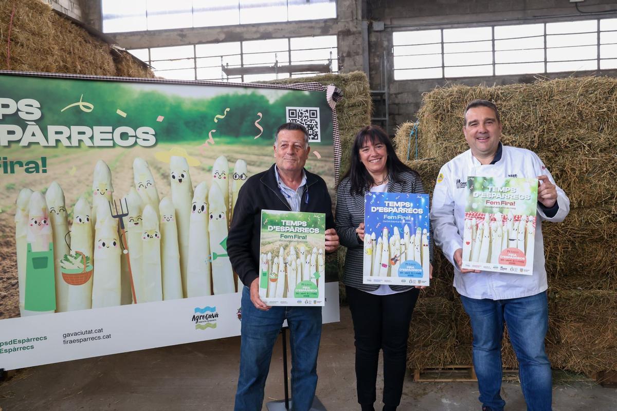 El presidente de la Cooperativa Agropecuària de Gavà, Josep Pañella, a la izquierda; la alcaldesa de Gavà, Gemma Badia, en el centro;  y el presidente del Gremi de Restauradors de Gavà, Santi Peñarrocha durante la presentación
