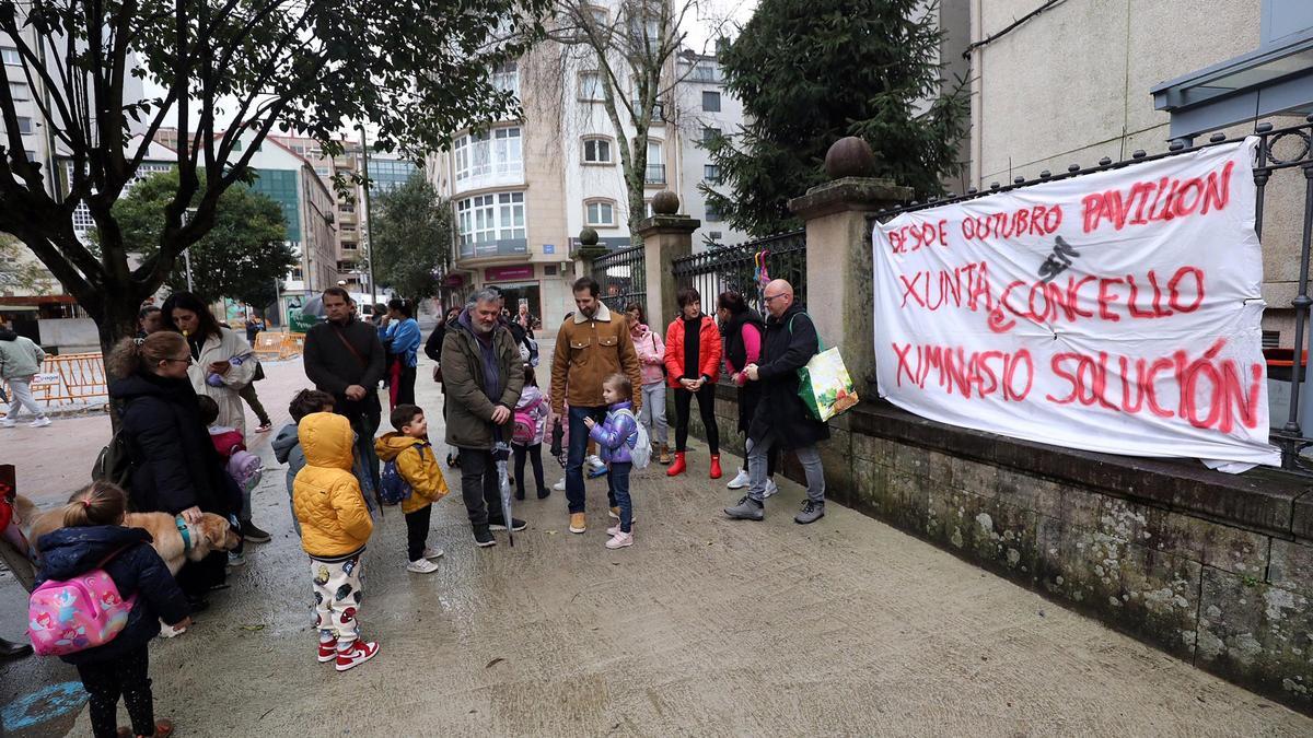 Una de las protestas de las familias ante el centro escolar.