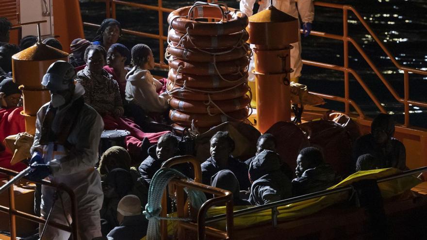 Salvamento traslada a Arguineguín a los ocupantes de la embarcación rescatada al sur de la Isla en la que venía seis menores y numerosos mujeres. | | QUIQUE CURBELO/EFE
