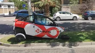 Nuevo lío con un triciclo eléctrico en Zaragoza: acaba en un parterre con la rueda salida