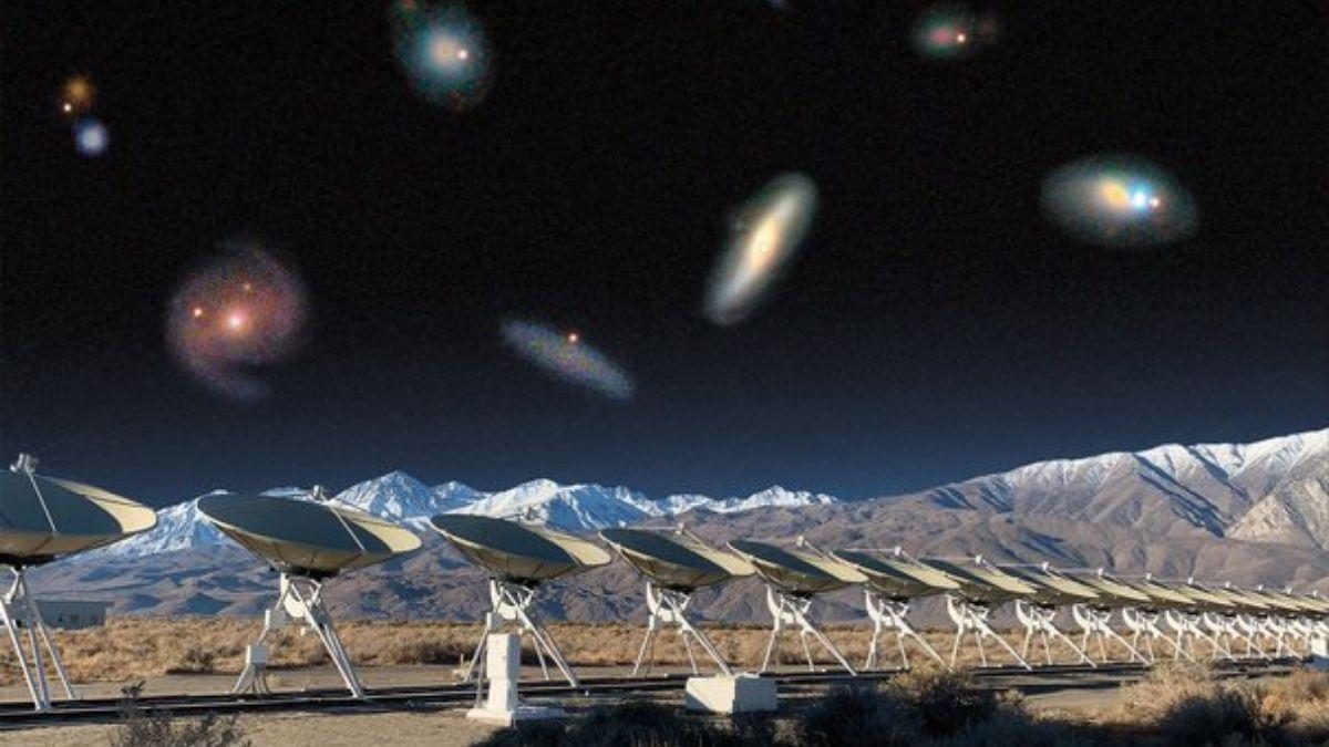 Montaje fotográfico que muestra las antenas del Deep Synoptic Array-110, que se utilizan para descubrir e identificar las ubicaciones de las ráfagas de radio rápidas (FRB), junto a algunas de las posibles galaxias anfitrionas de las señales.