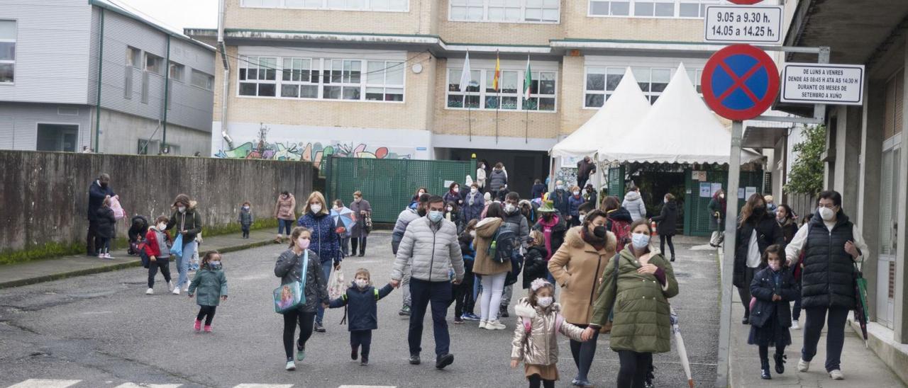 Niños estradenses y sus familias, a la salida de clase en el CEIP Pérez Viondi de A Estrada.  | // BERNABÉ/ ANA AGRA