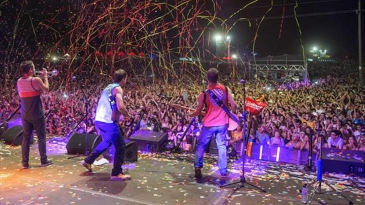 Un momento jubiloso de la actuación de La Pegatina en el Canet Rock, la madrugada del sábado al domingo.